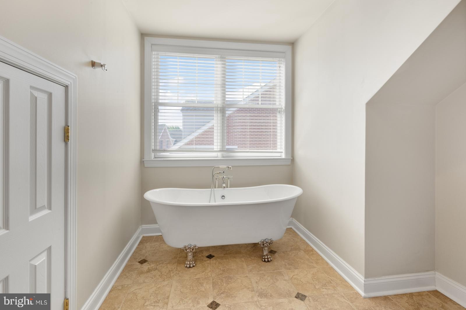 QUEEN VILLAGE - Residential Lease