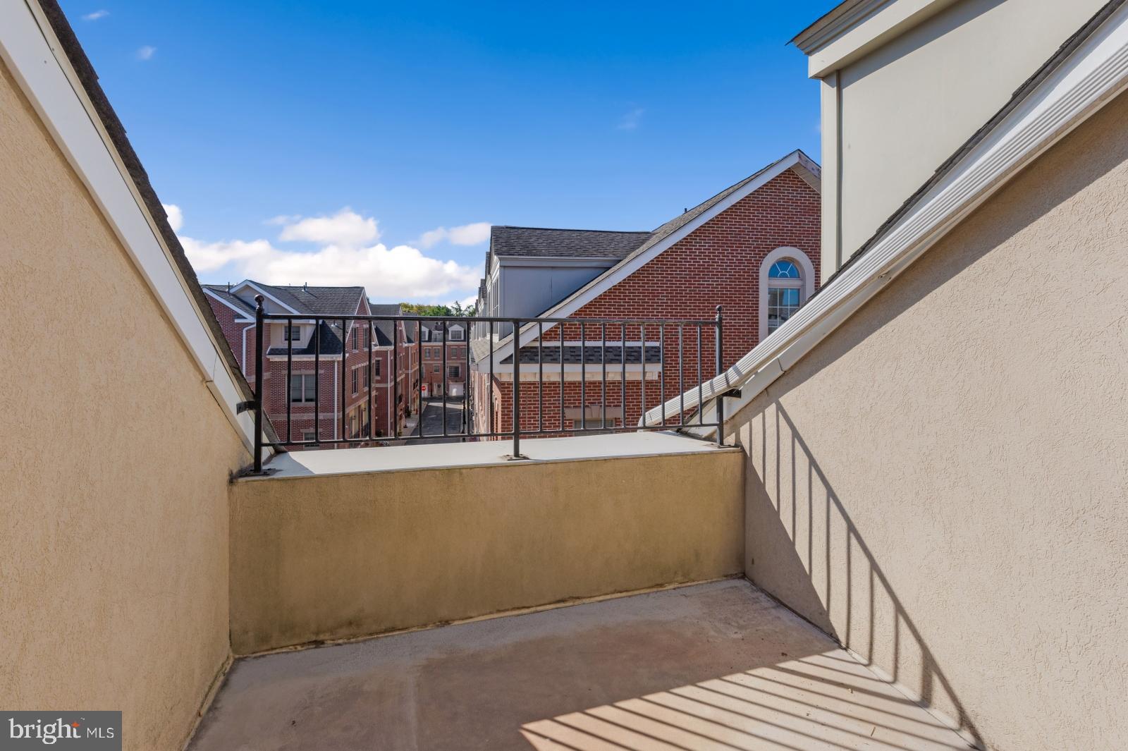 QUEEN VILLAGE - Residential Lease