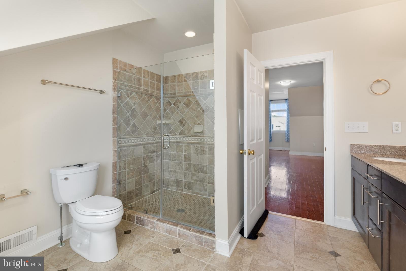 QUEEN VILLAGE - Residential Lease