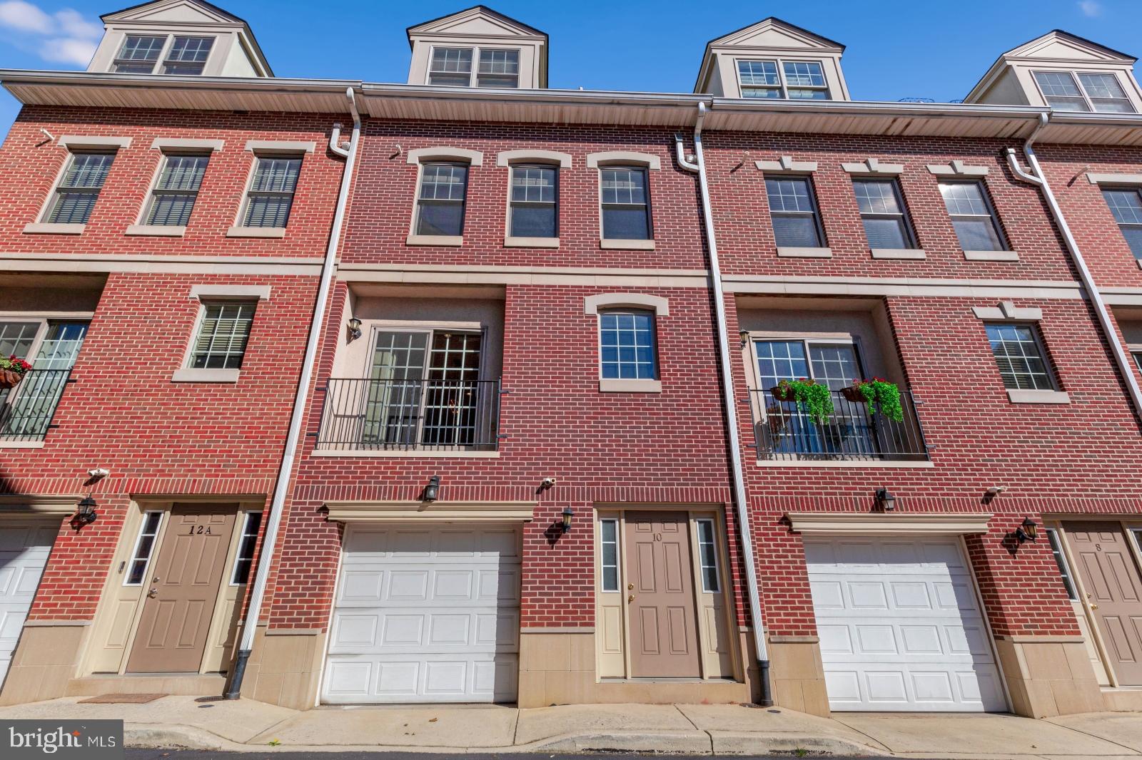QUEEN VILLAGE - Residential Lease