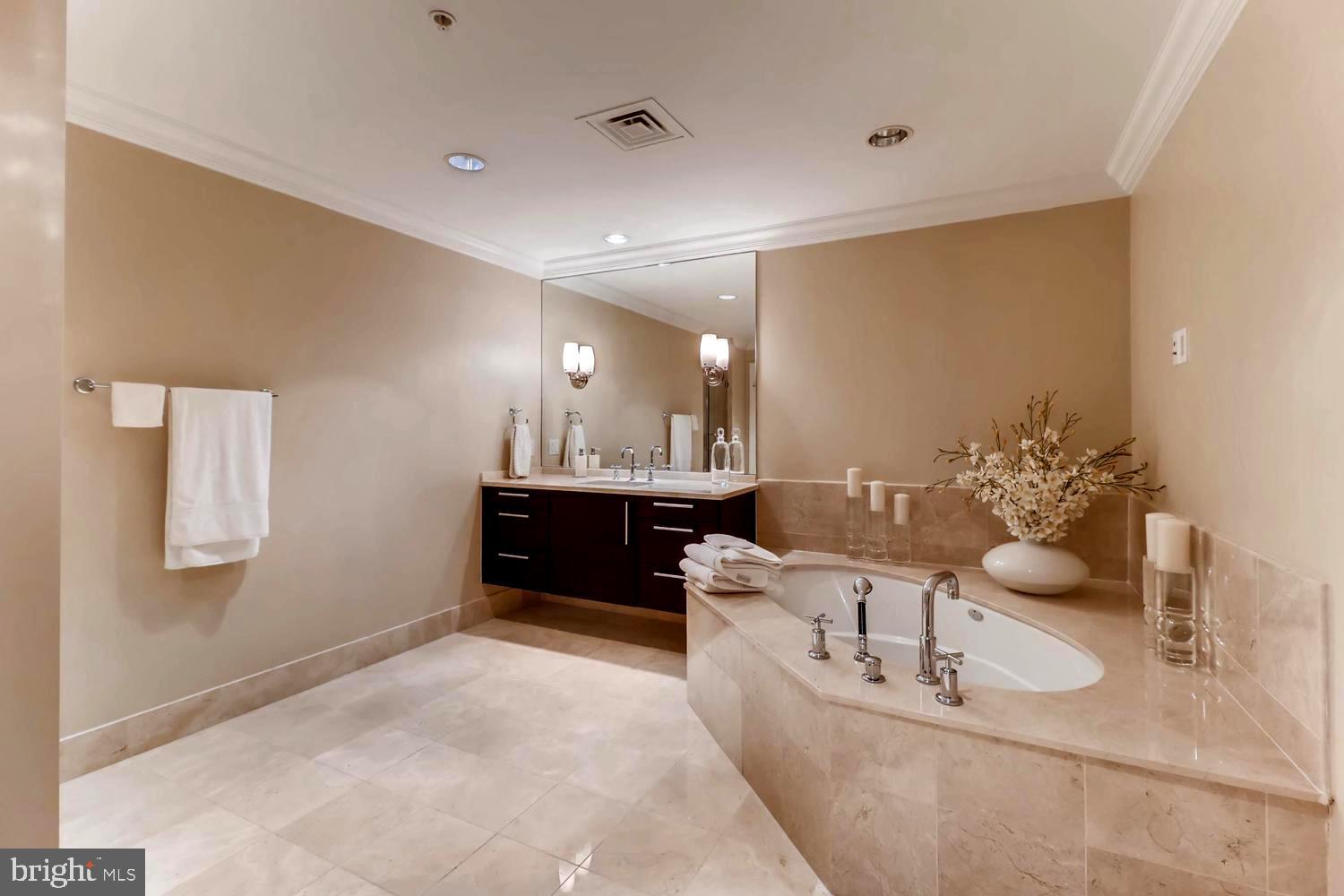 THE RITZ-CARLTON RESIDENCES - Residential Lease