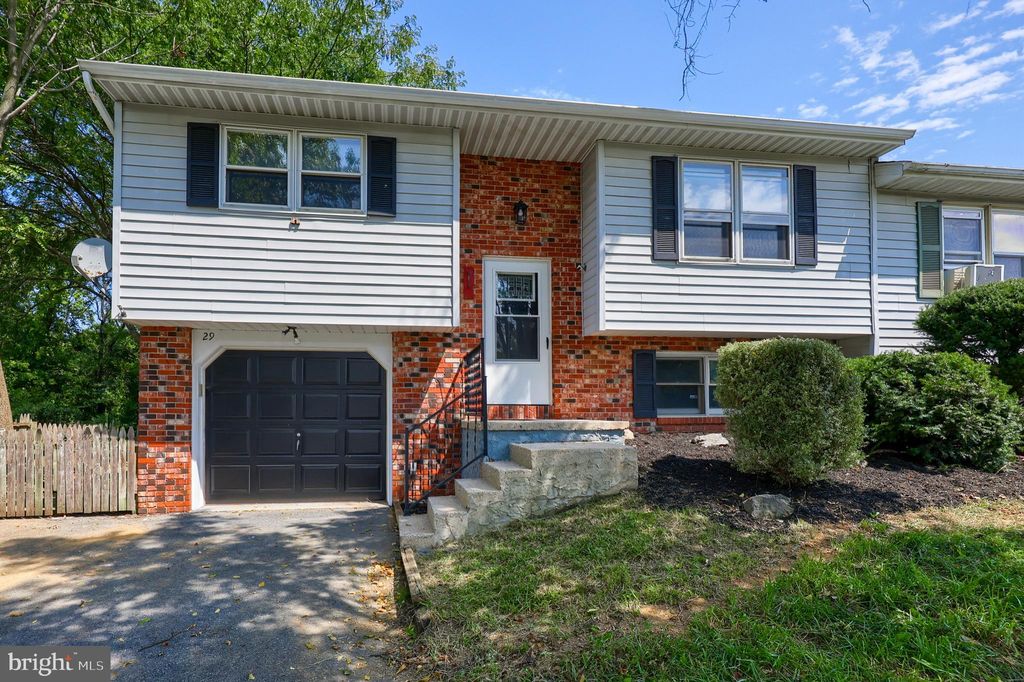 Photo of 29 Pickford Drive, Lancaster, PA 17603 (MLS # PALA2056544)