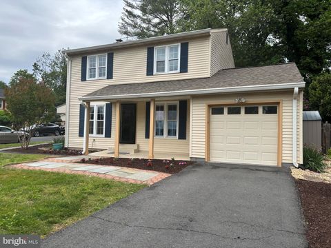 Photo of 9556 Pine Bough Place, VIENNA, VA 22181 (MLS # VAFX2307212)