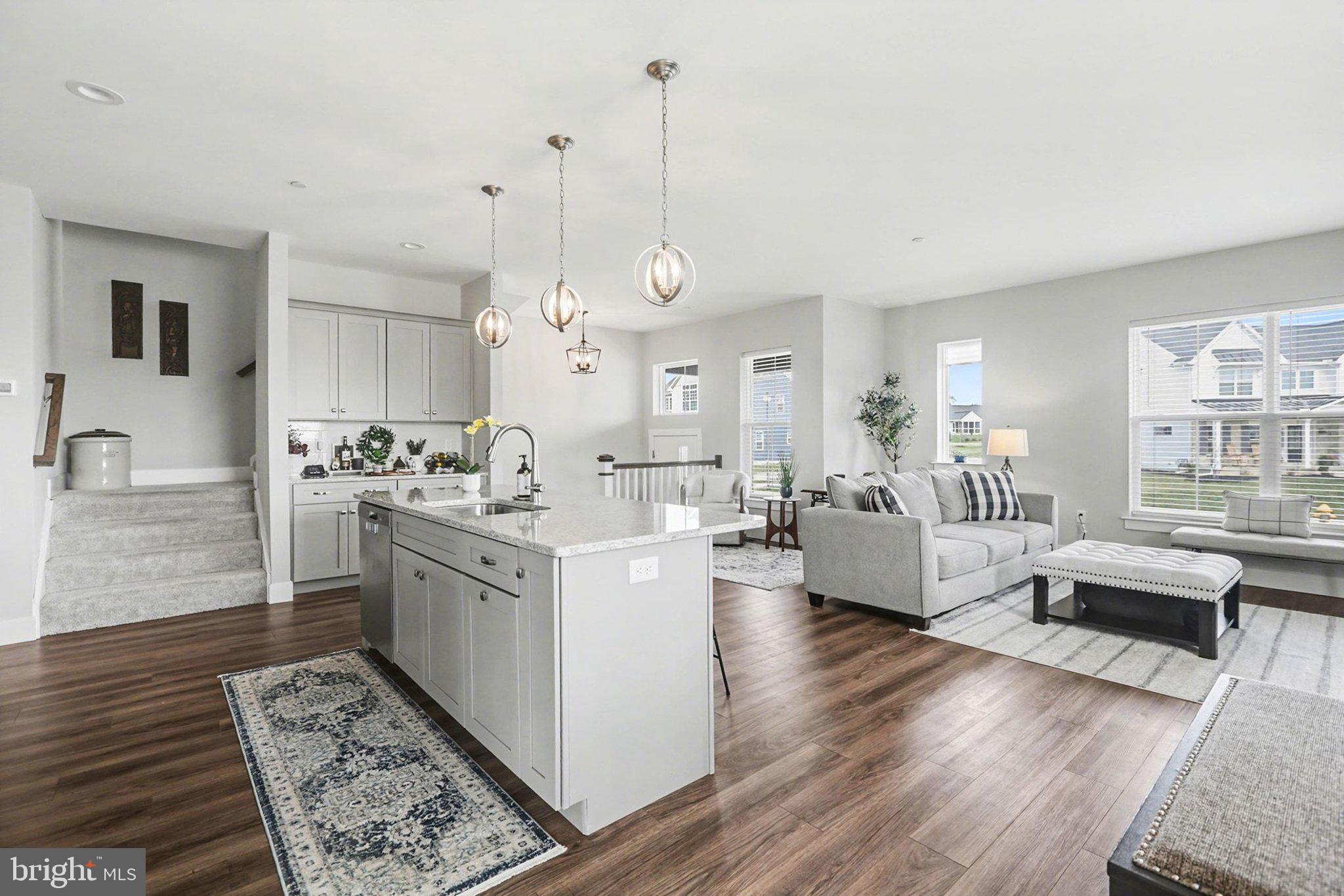 MADISON COURT - Residential