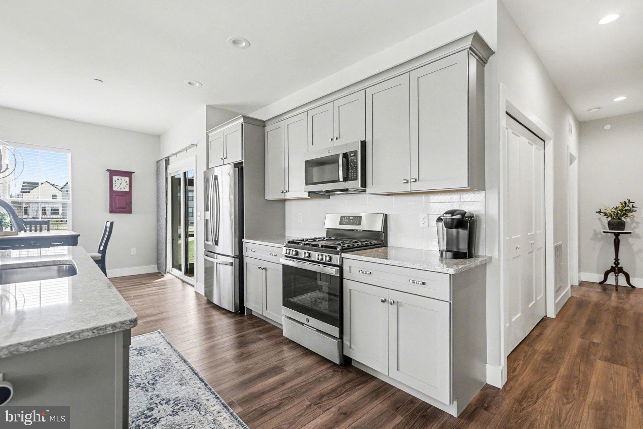 MADISON COURT - Residential