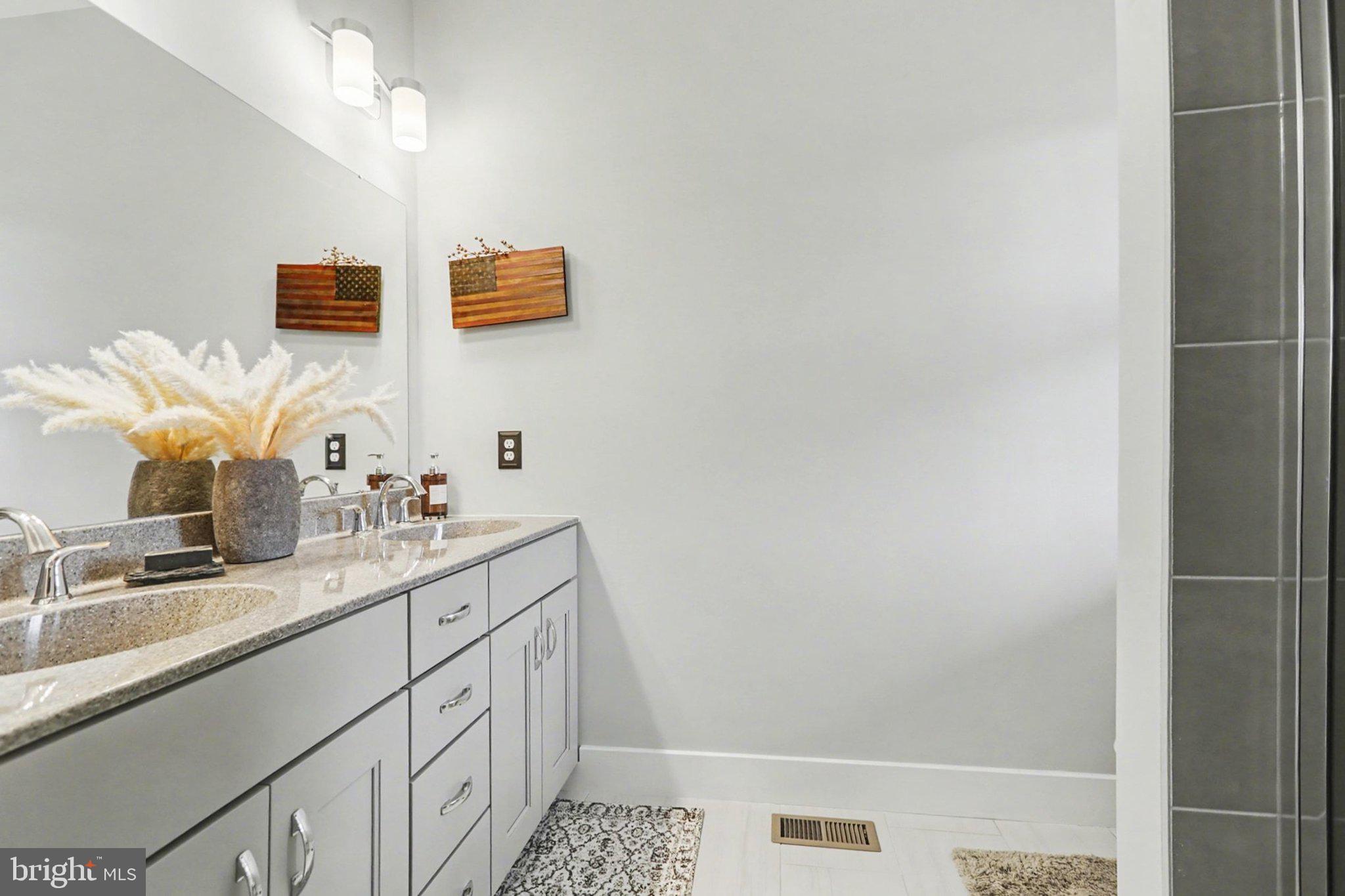 MADISON COURT - Residential