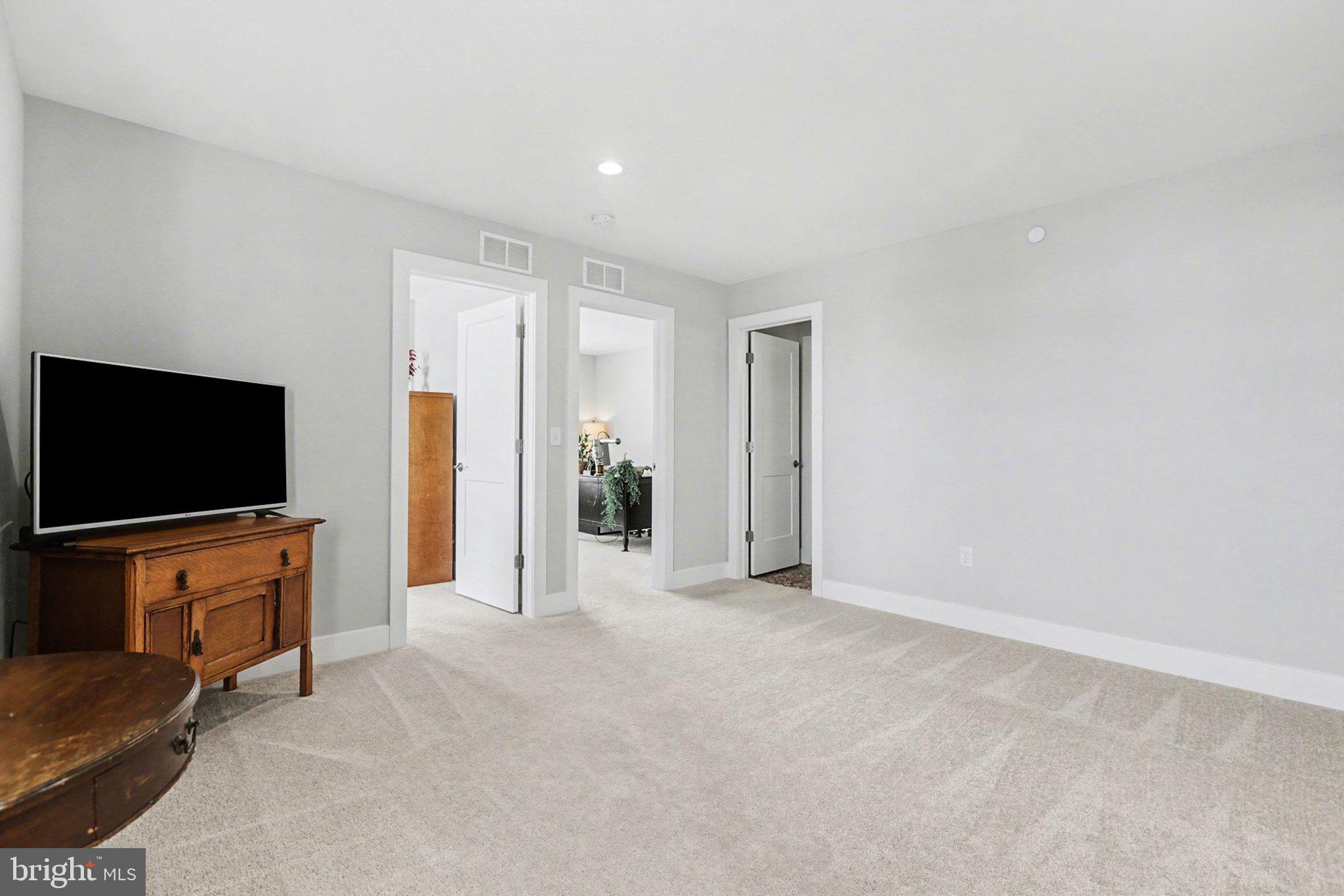 MADISON COURT - Residential