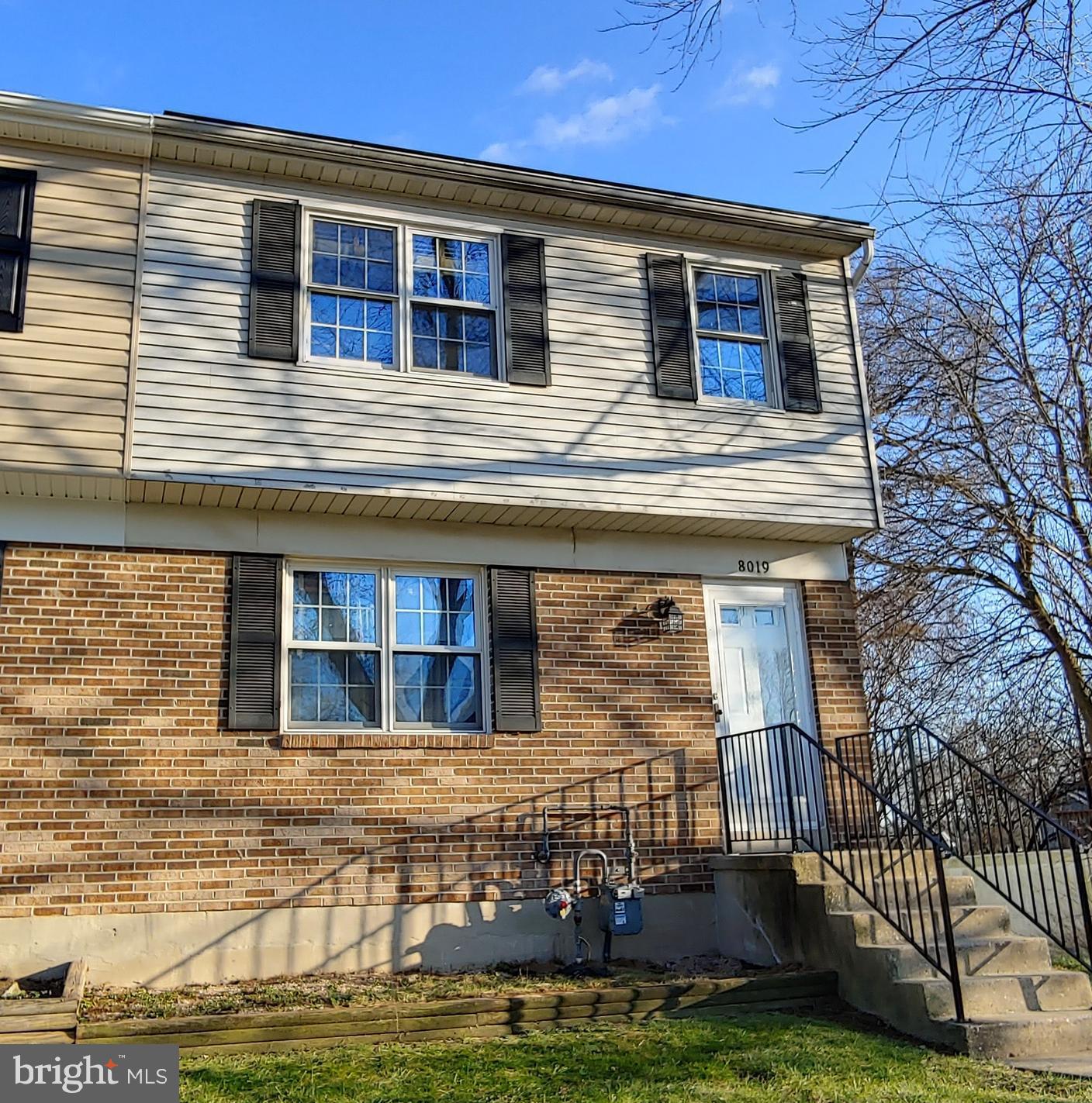 FANTASTIC 3 BR DUPLEX W/ SUNROOM**PREFER NO SMOKING & NO PETS, WILL CONSIDER CASE BY CASE THOUGH**