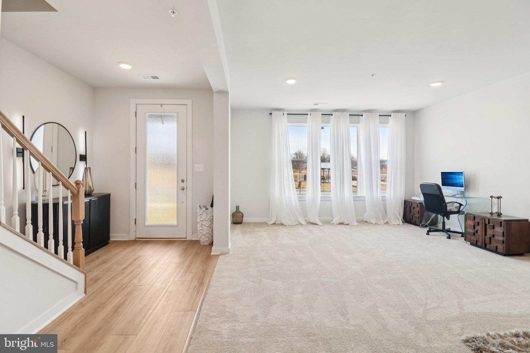 SOUTH LAKE - Residential