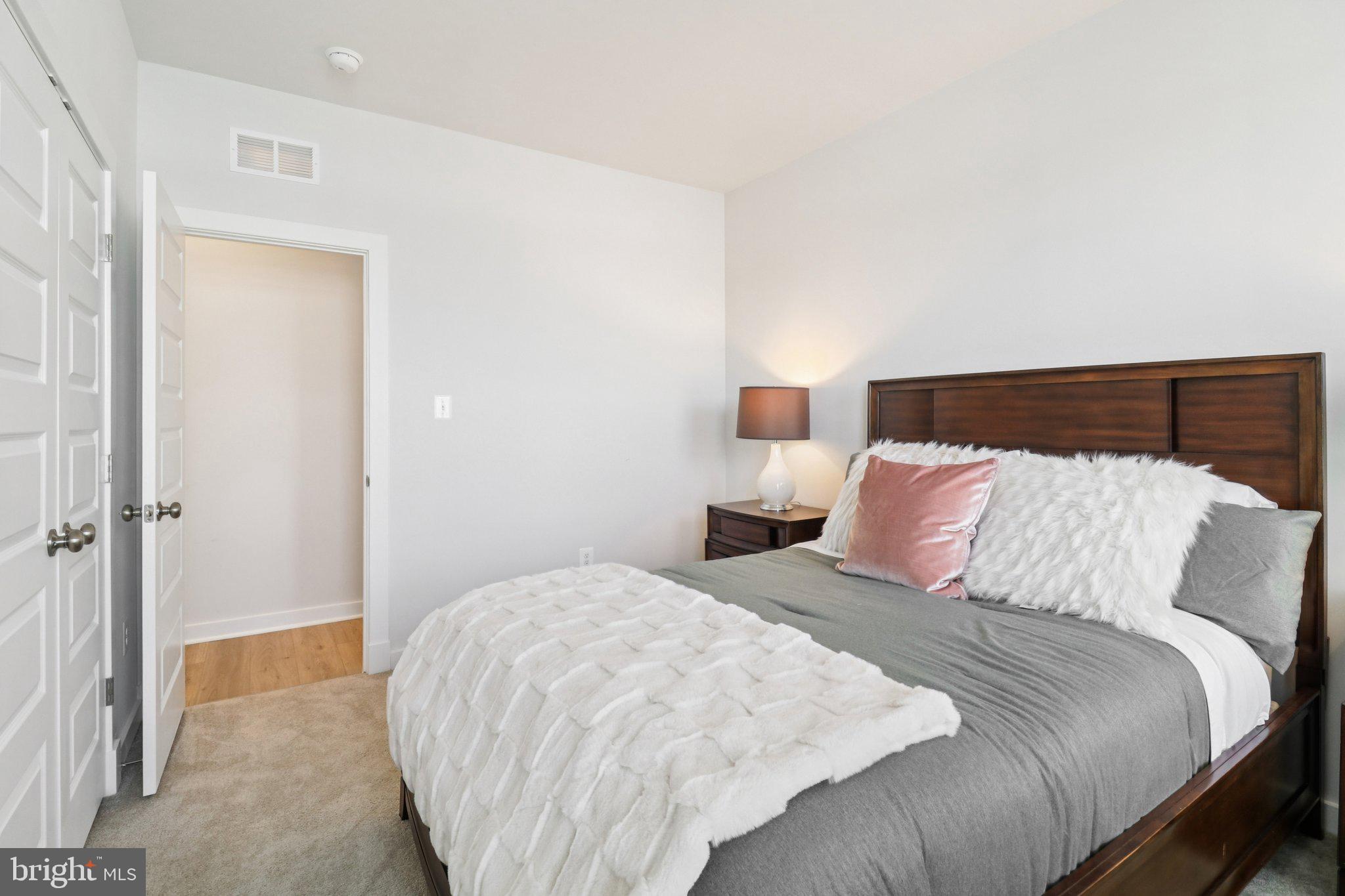 SOUTH LAKE - Residential