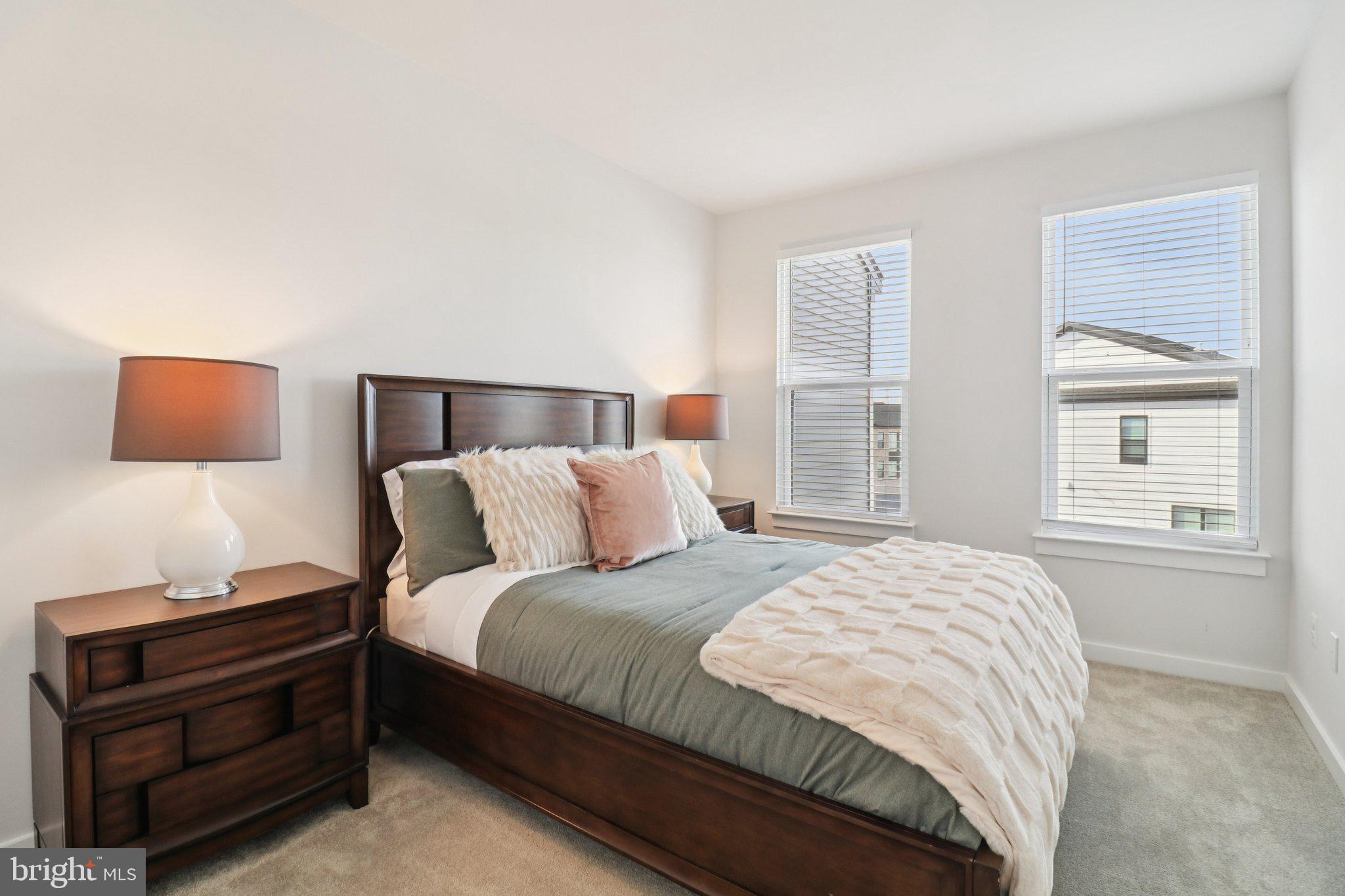 SOUTH LAKE - Residential