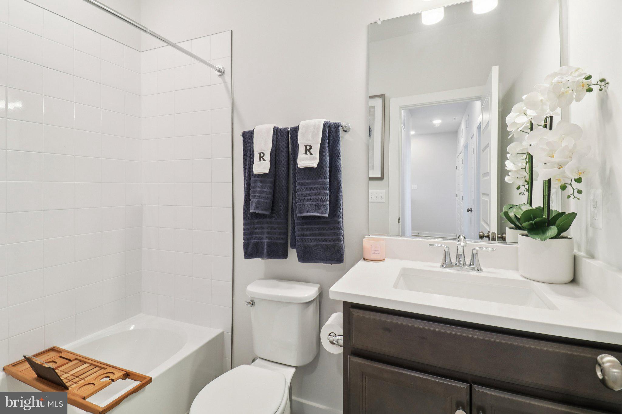 SOUTH LAKE - Residential