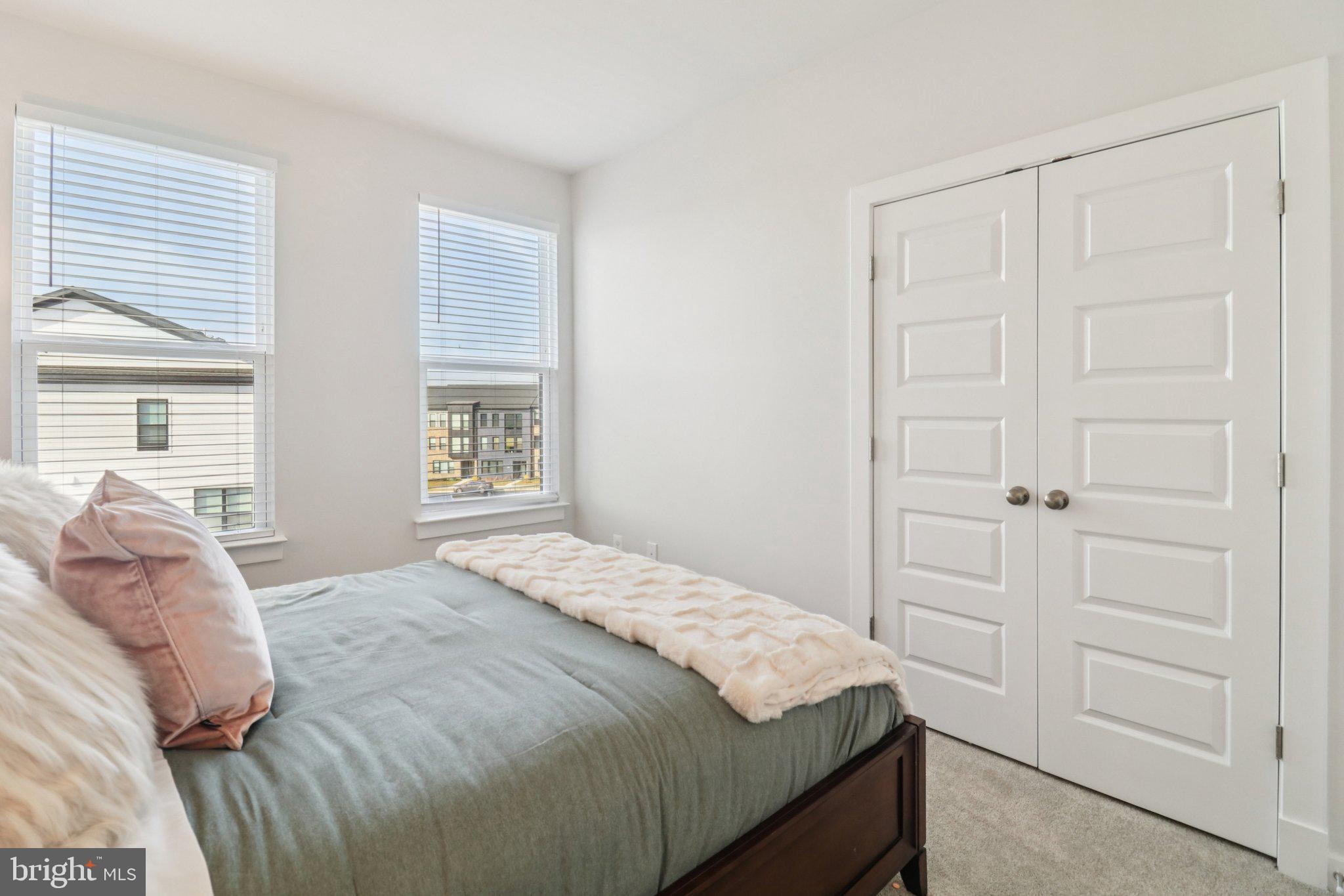 SOUTH LAKE - Residential