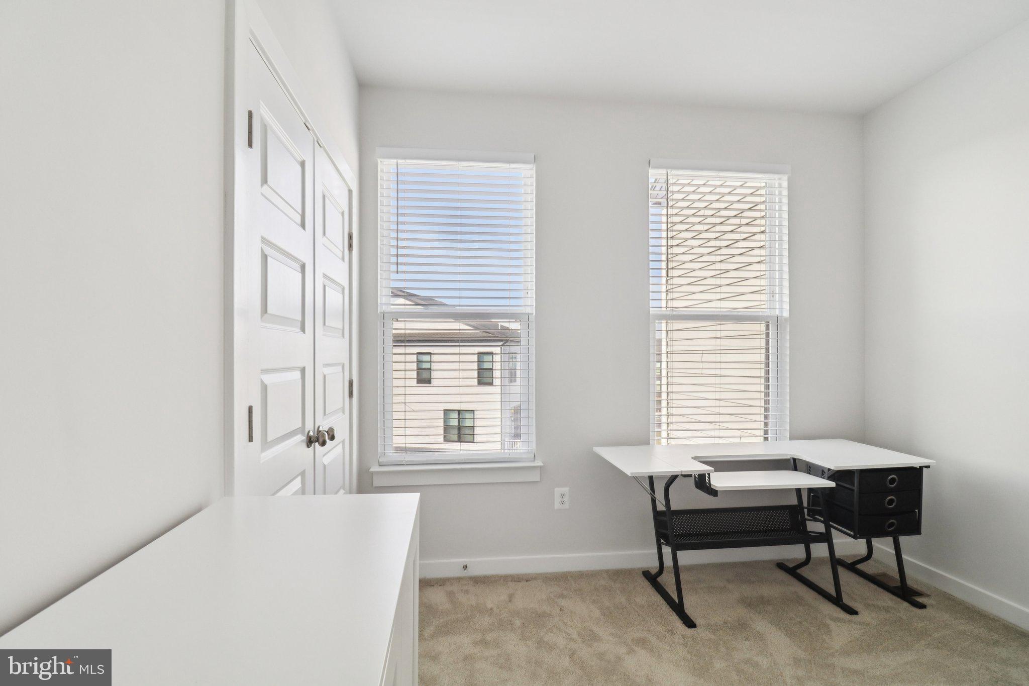 SOUTH LAKE - Residential