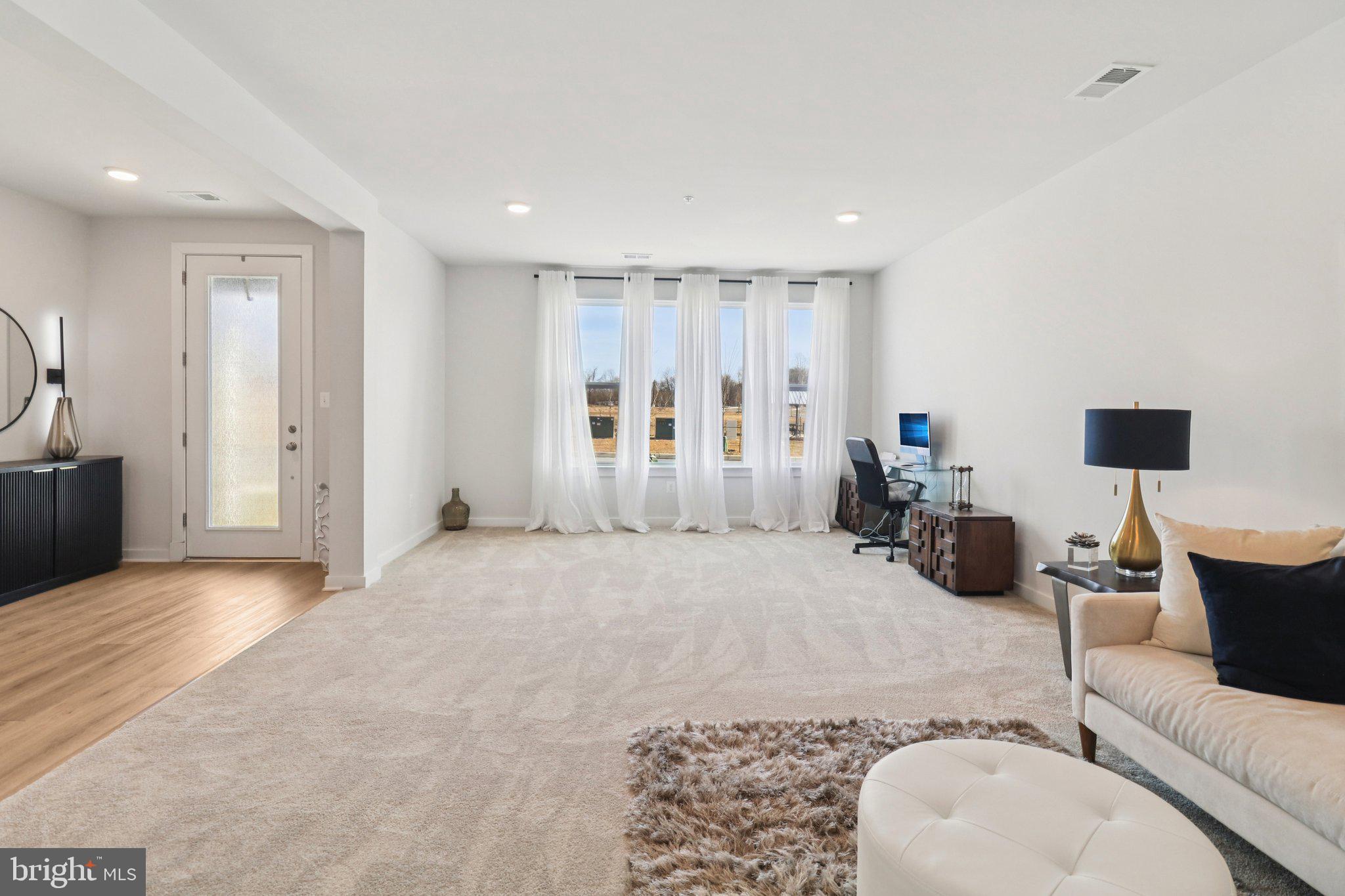 SOUTH LAKE - Residential