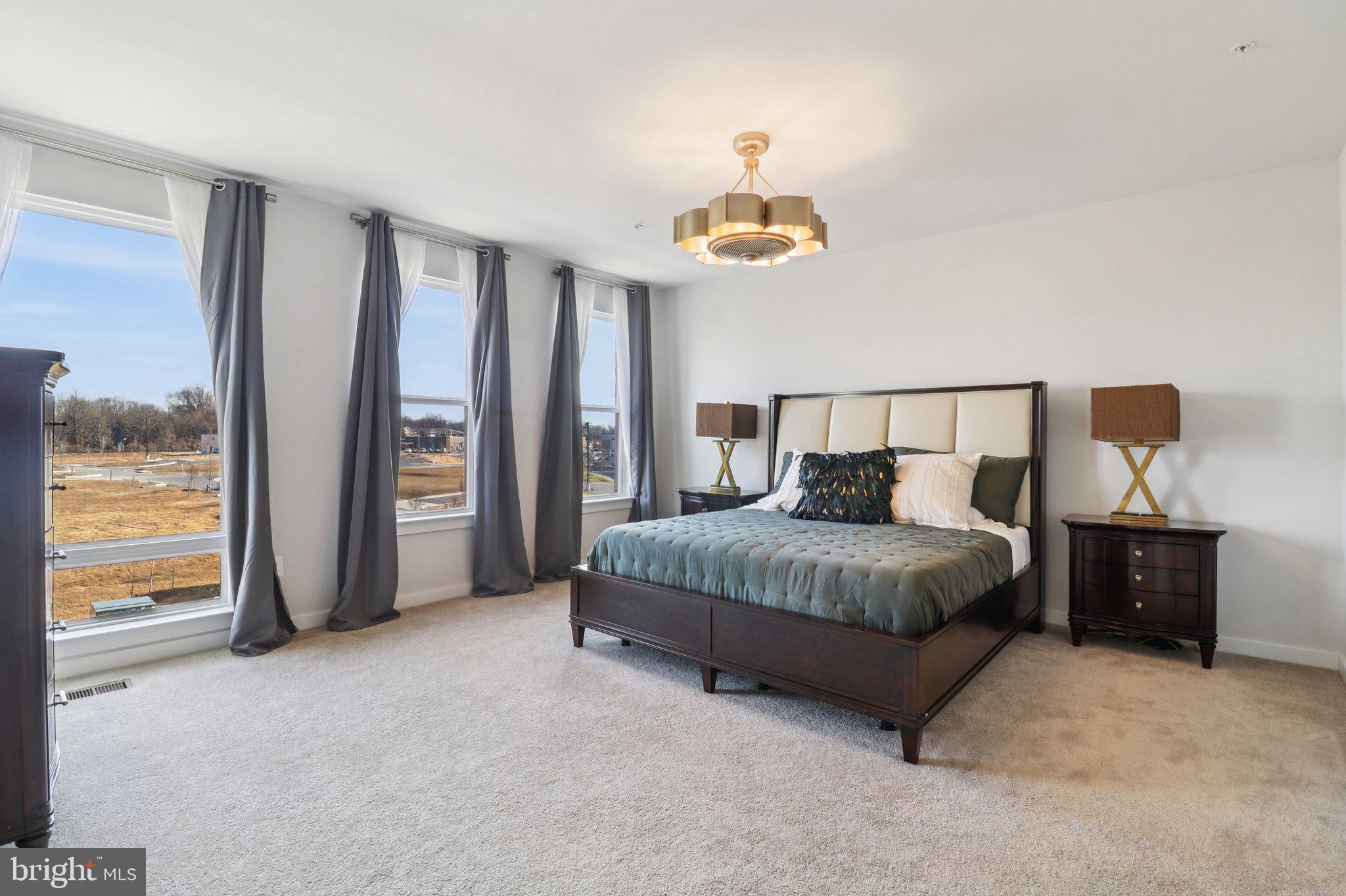 SOUTH LAKE - Residential