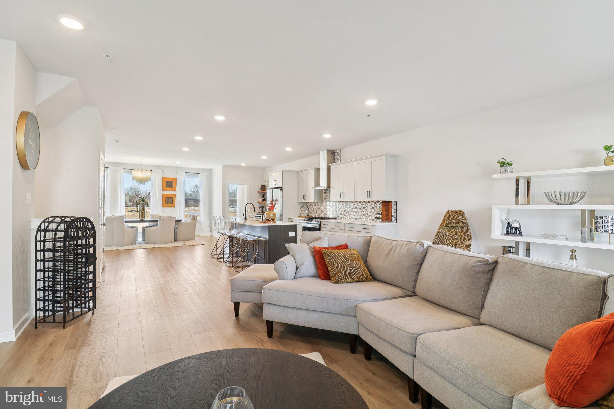 SOUTH LAKE - Residential