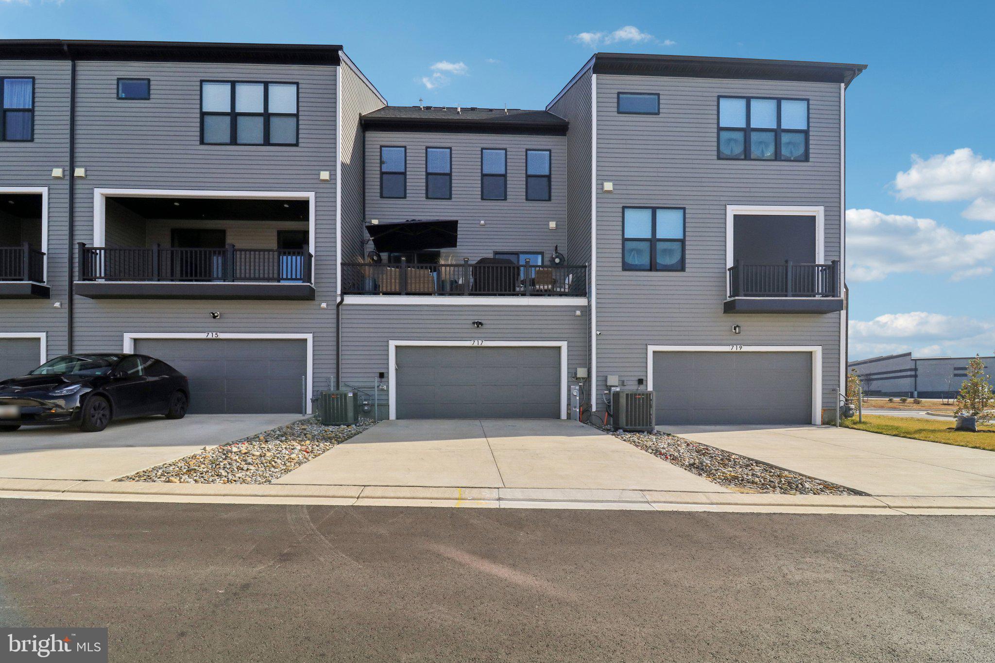 SOUTH LAKE - Residential