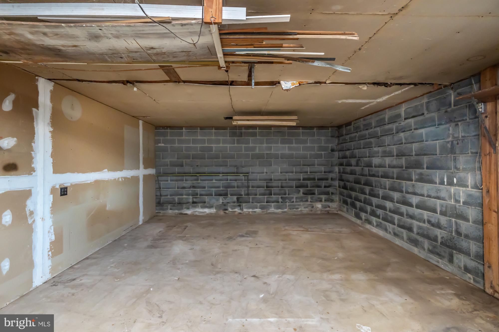 WOODS EDGE - Residential