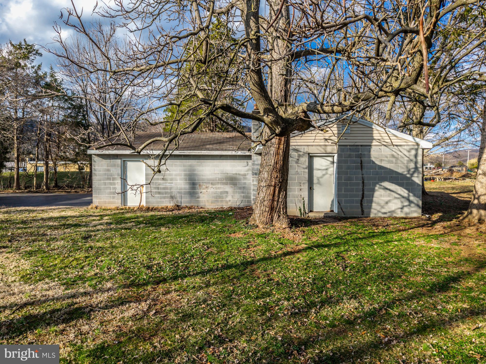 WOODS EDGE - Residential