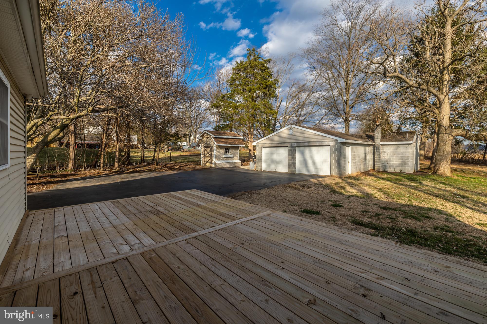 WOODS EDGE - Residential