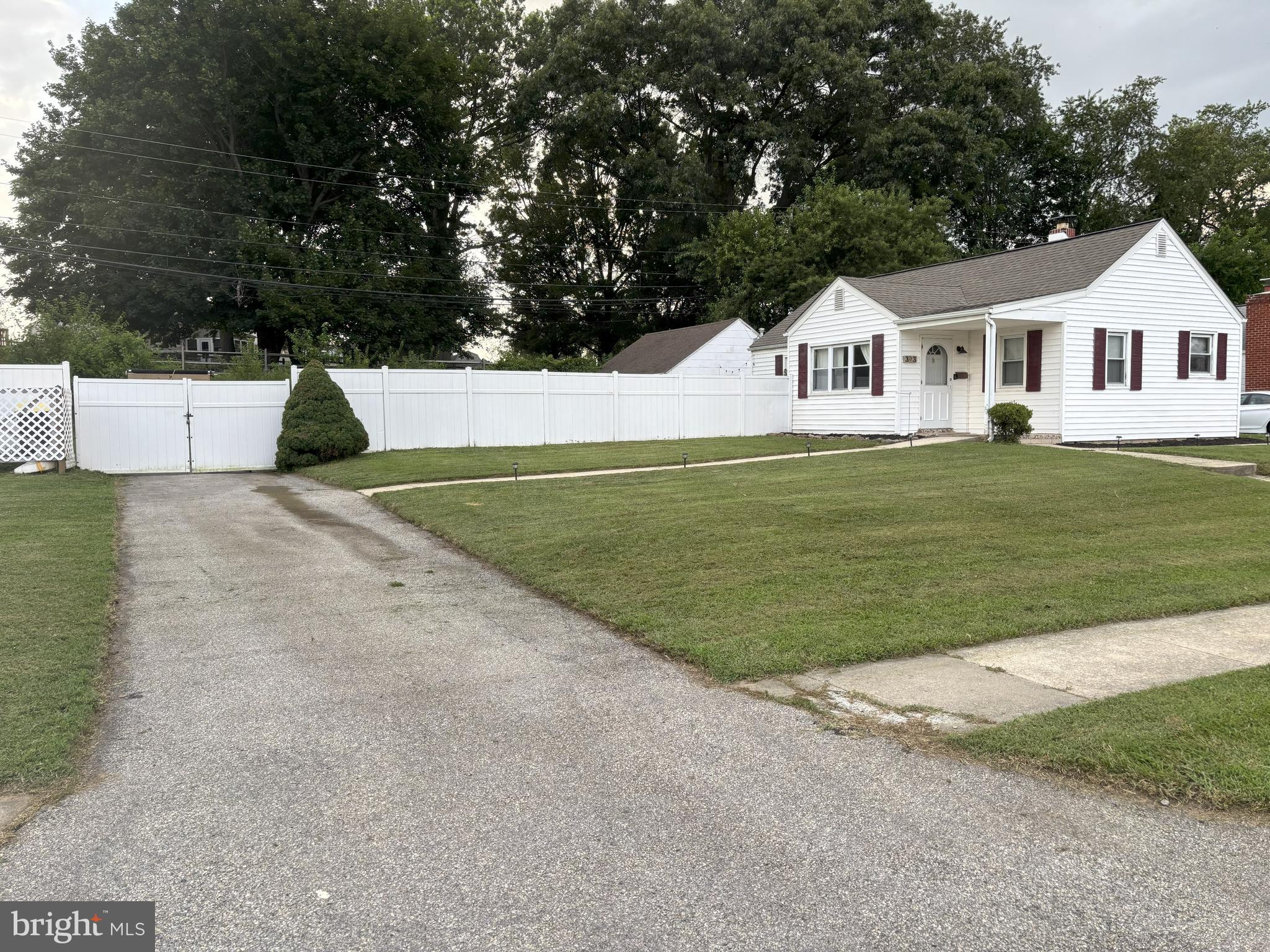33 UNIVERSITY AVENUE