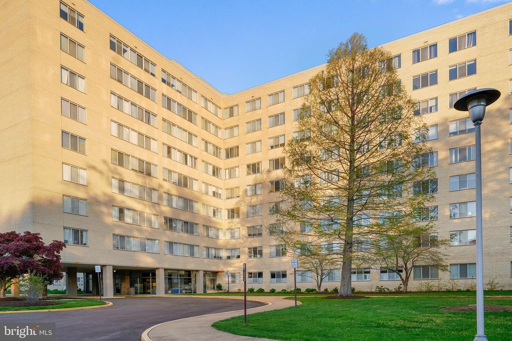 Photo of 6641 Wakefield Drive #405, ALEXANDRIA, VA 22307 (MLS # VAFX2268638)