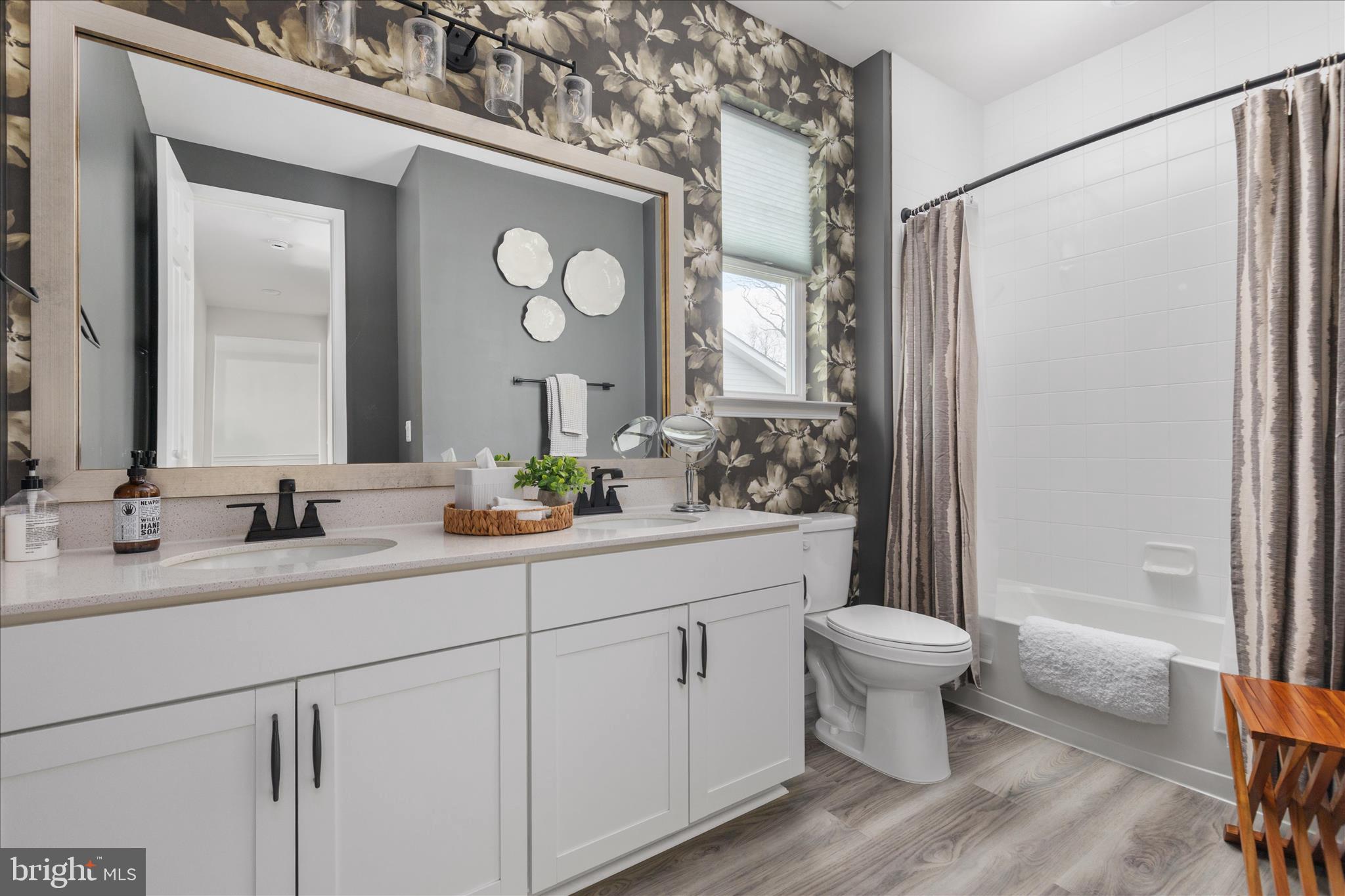 ABRAMS POINTE - Residential