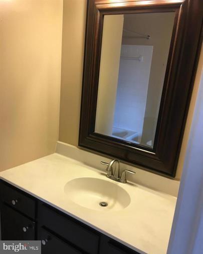 COLUMBIA SQUARE - Residential Lease