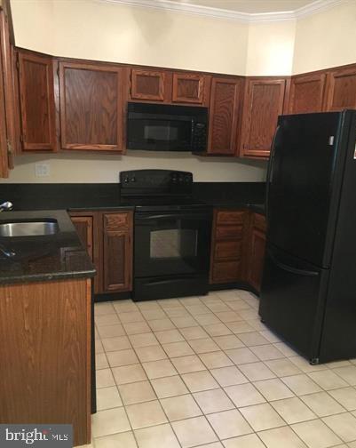 COLUMBIA SQUARE - Residential Lease