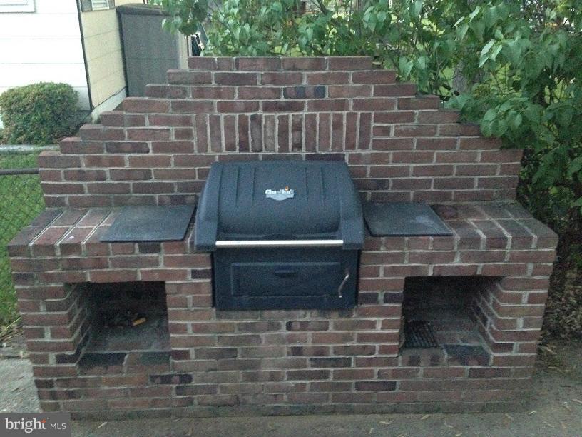 PLEASANTVILLE - Residential