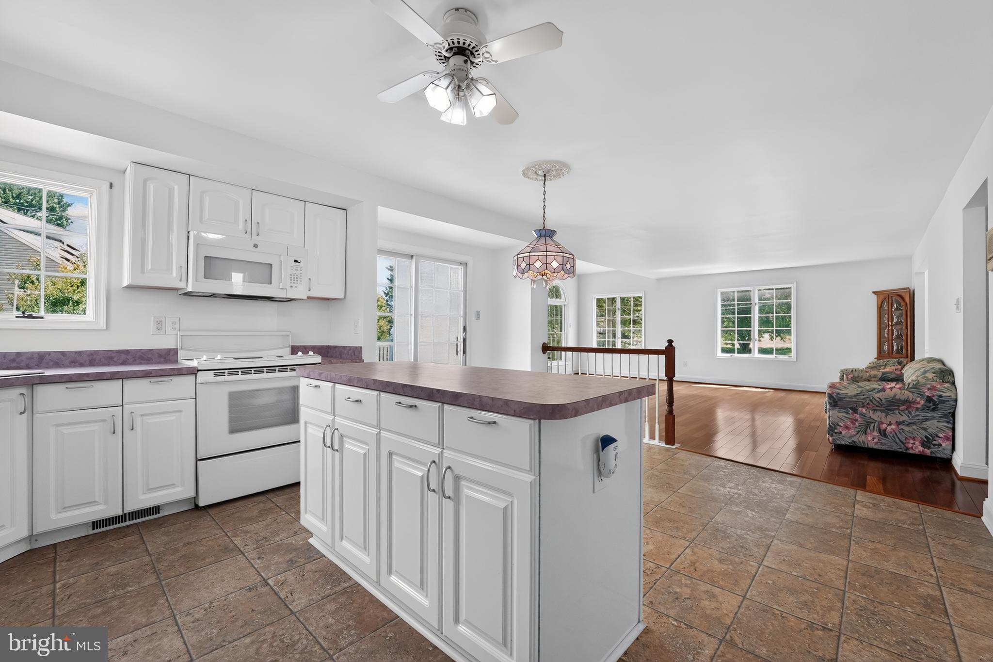 2903 CHESTNUT HILL DRIVE