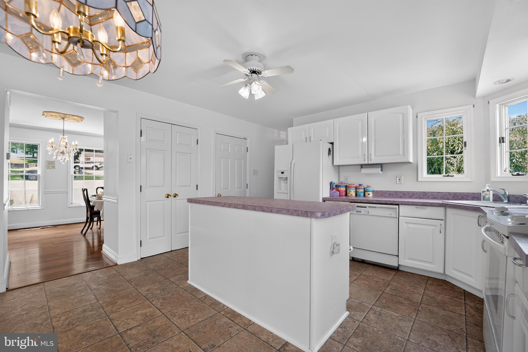2903 CHESTNUT HILL DRIVE