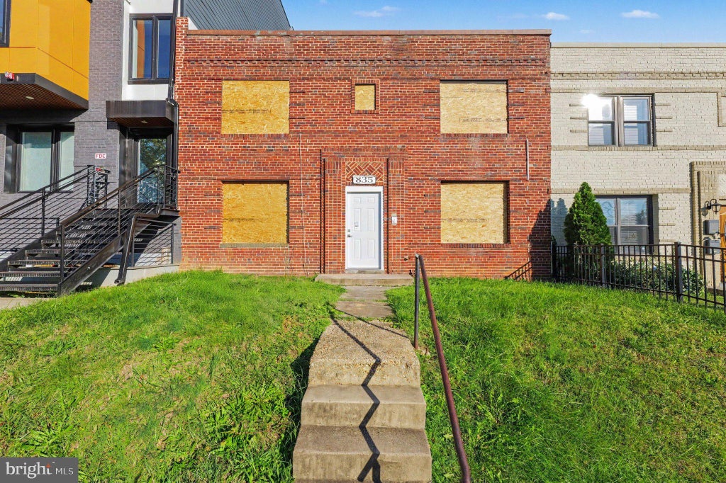 Photo of 835 19th Street NE, WASHINGTON, DC 20002 (MLS # DCDC2282470)