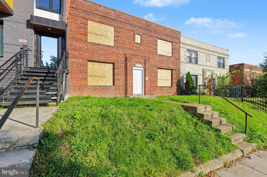 Photo of 835 19th Street NE, WASHINGTON, DC 20002 (MLS # DCDC2282470)