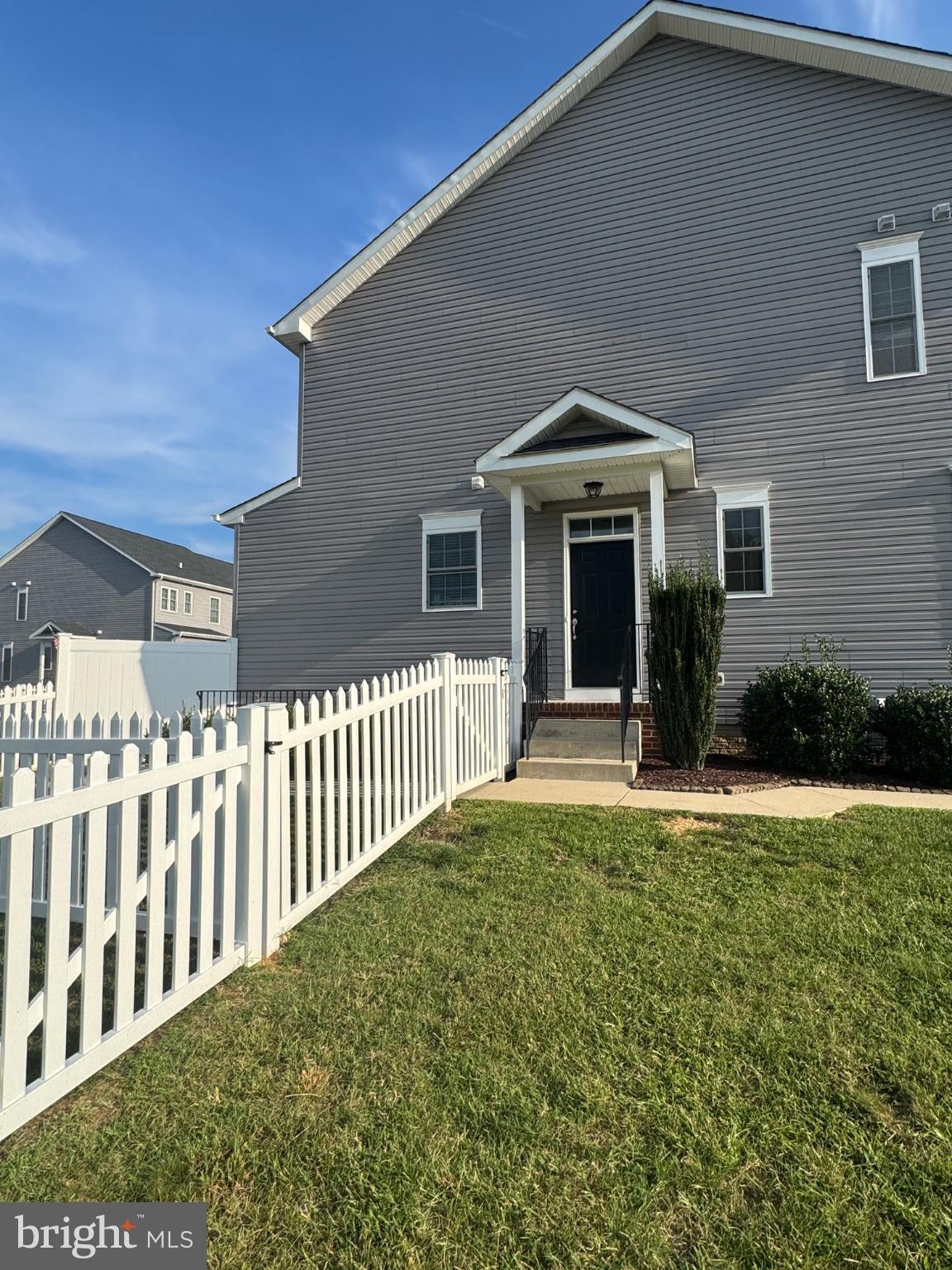 1005 CLOVER CIRCLE B