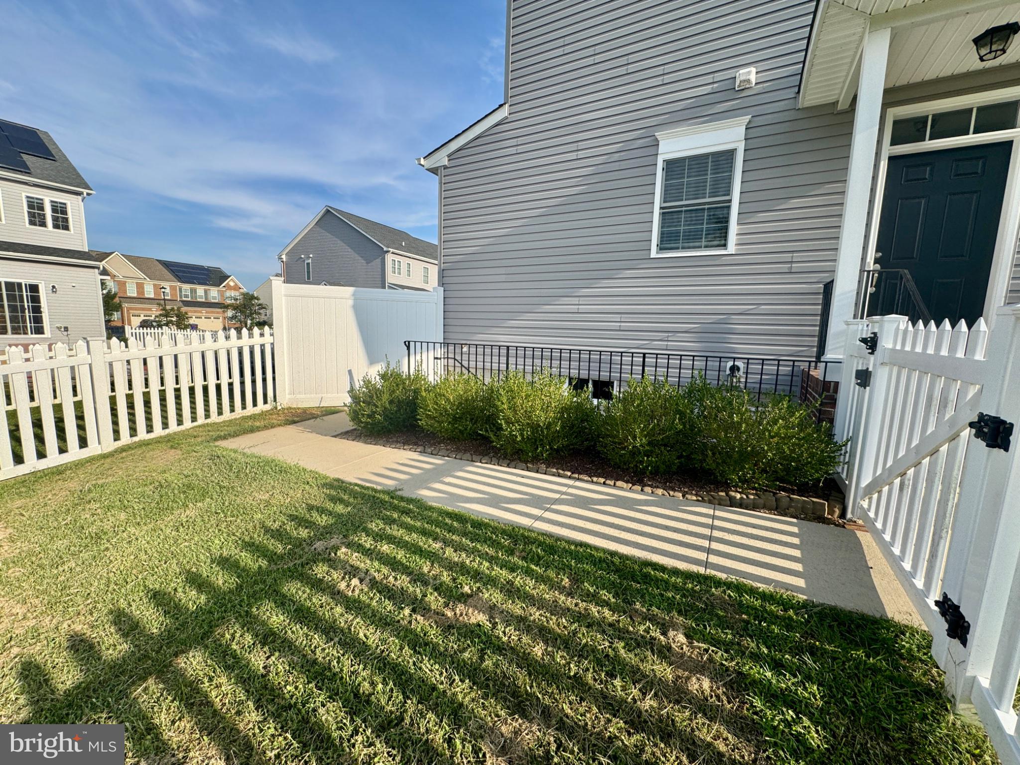 1005 CLOVER CIRCLE B