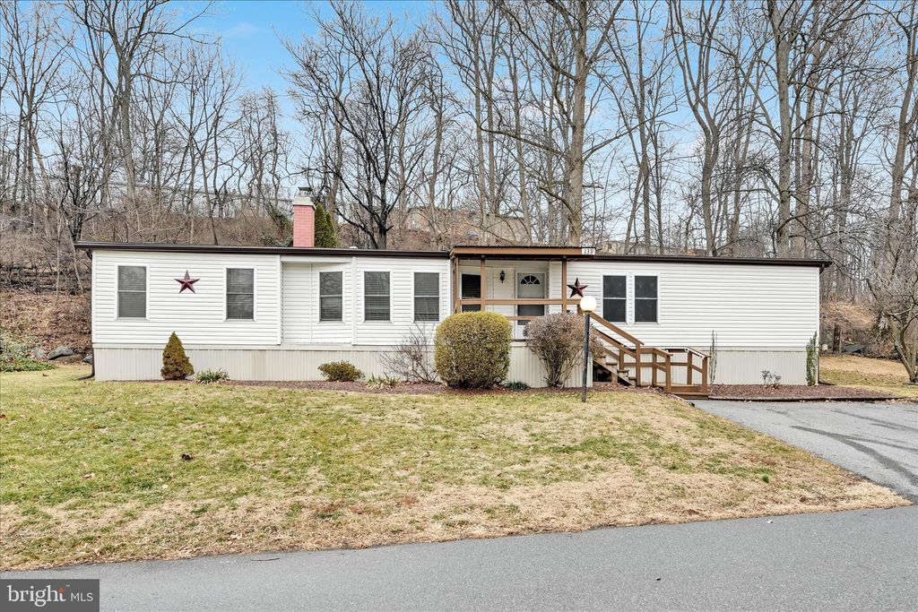 Photo of 139 Sun Valley Road, ELIZABETHTOWN, PA 17022 (MLS # PALA2079514)