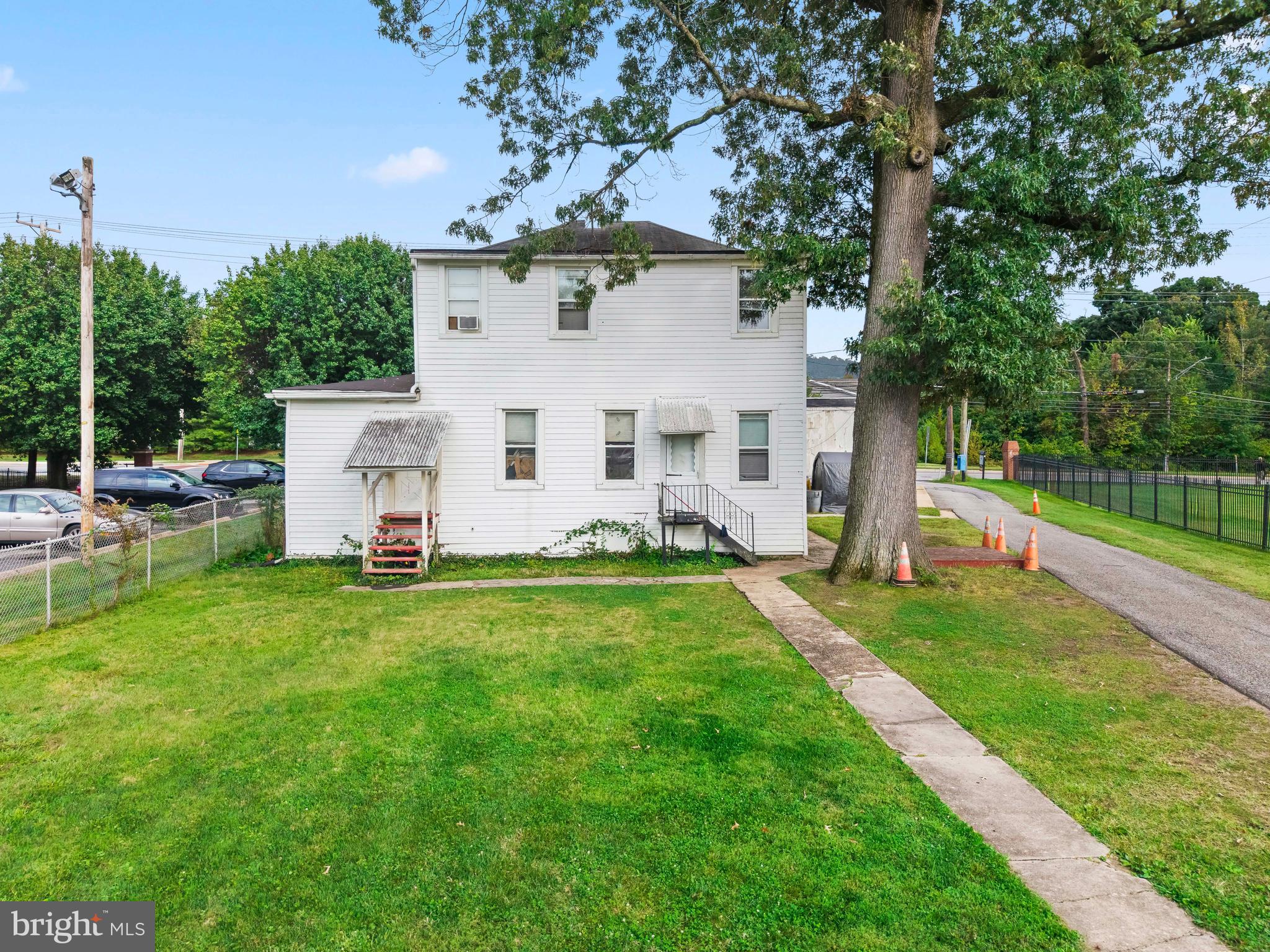 Main image without alt text