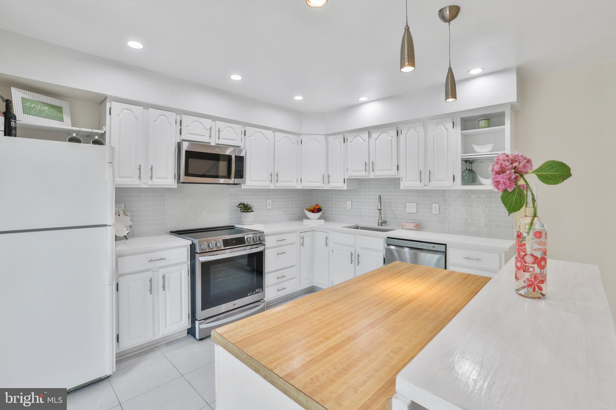 TREEBROOKE CONDOMINIUM - Residential Lease