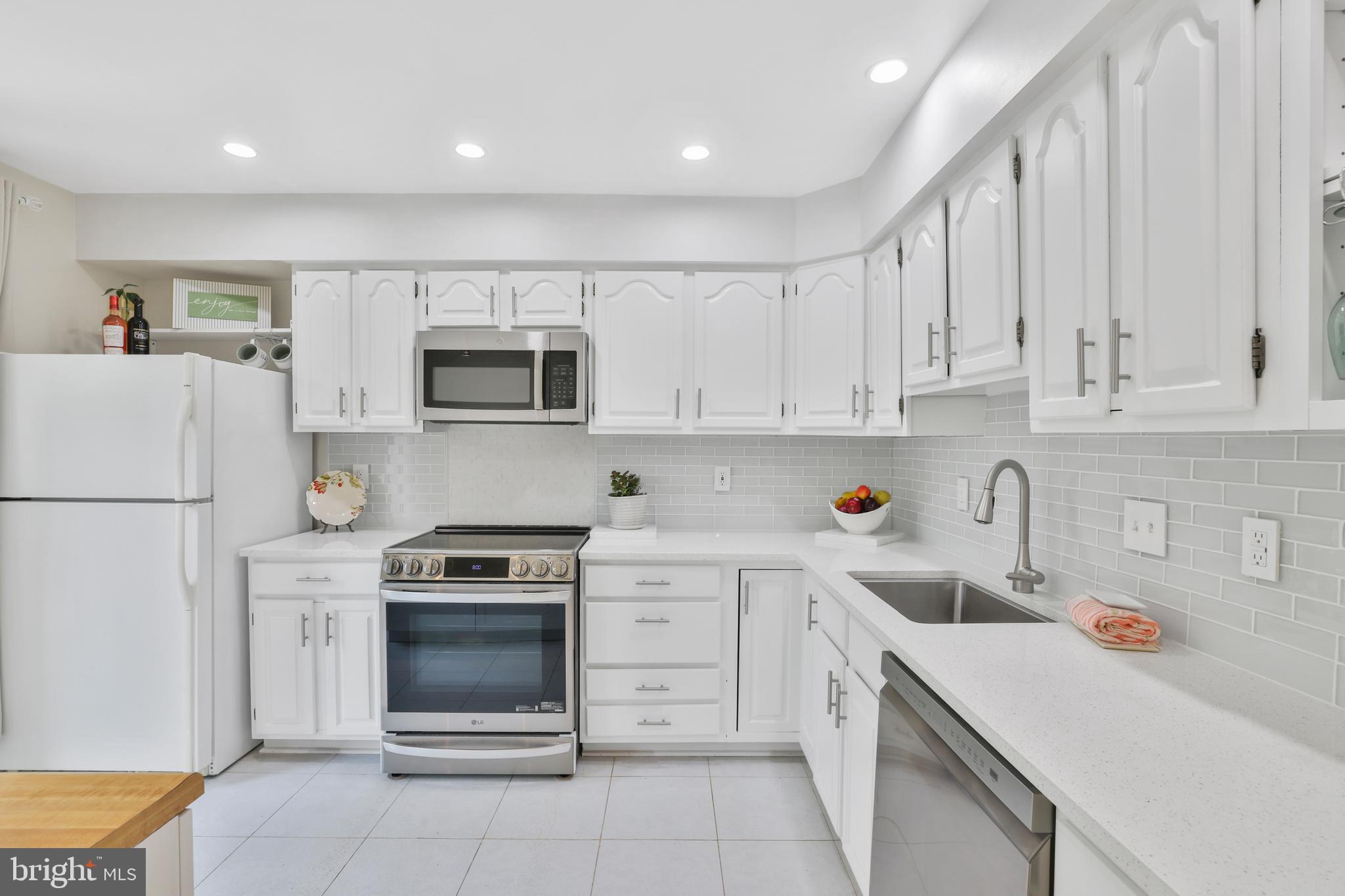 TREEBROOKE CONDOMINIUM - Residential Lease