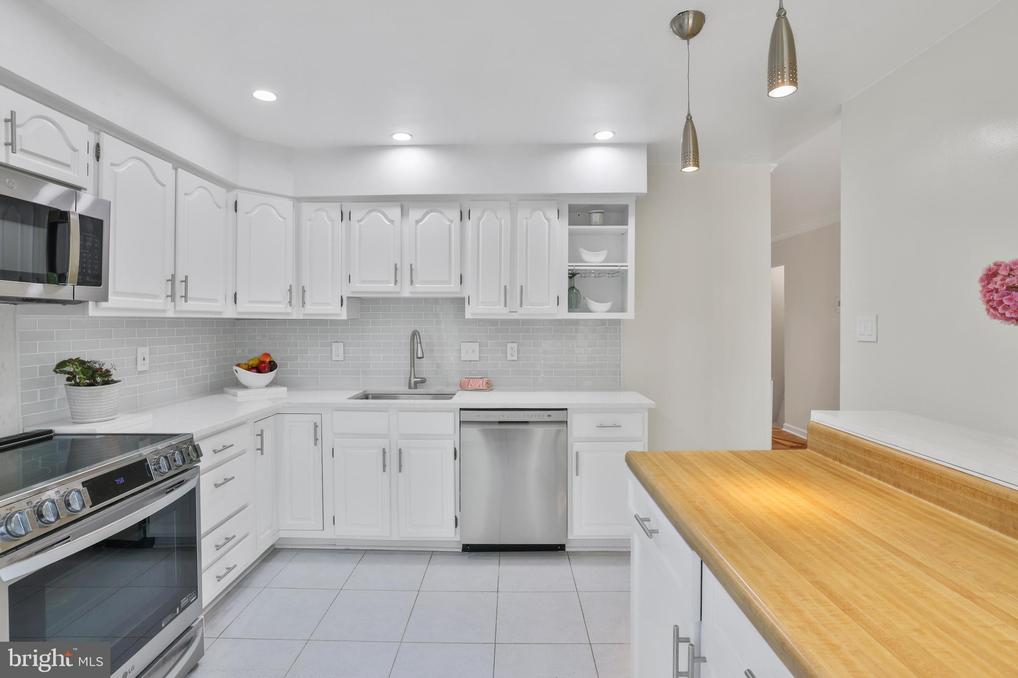 TREEBROOKE CONDOMINIUM - Residential Lease