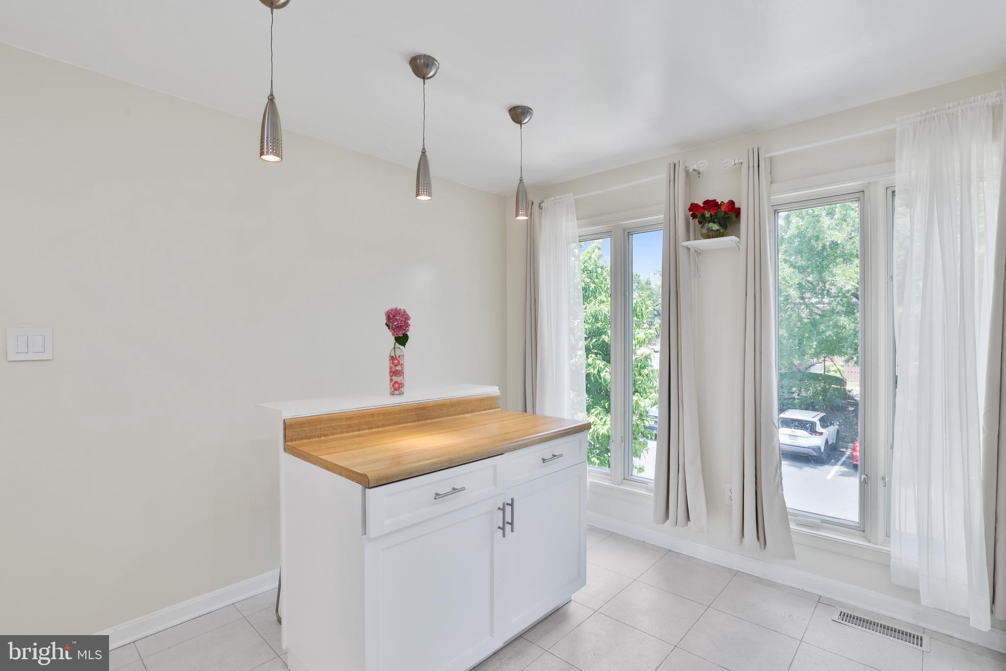 TREEBROOKE CONDOMINIUM - Residential Lease