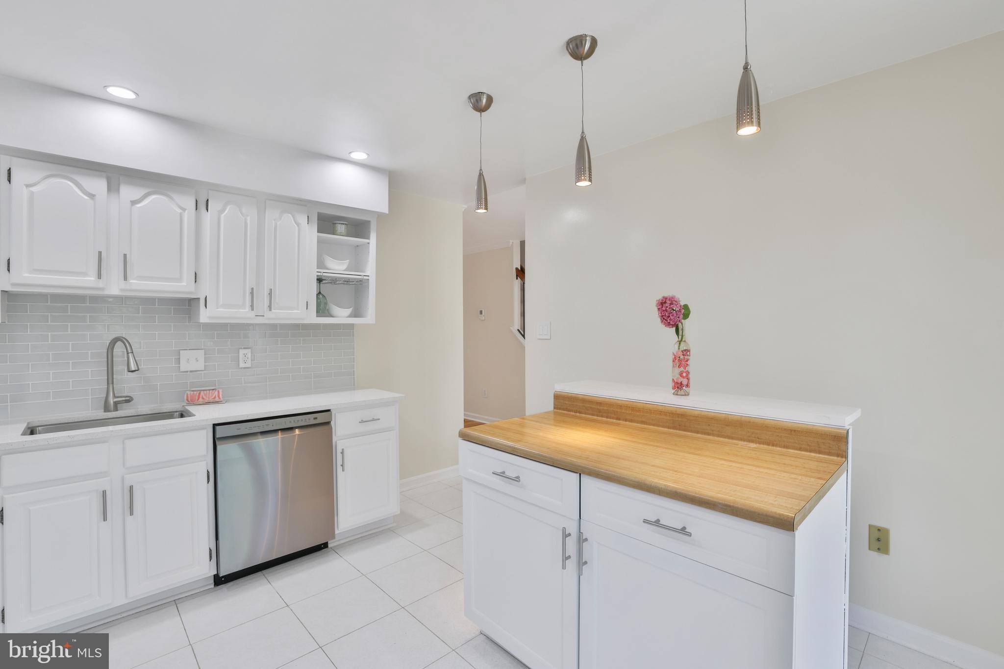 TREEBROOKE CONDOMINIUM - Residential Lease