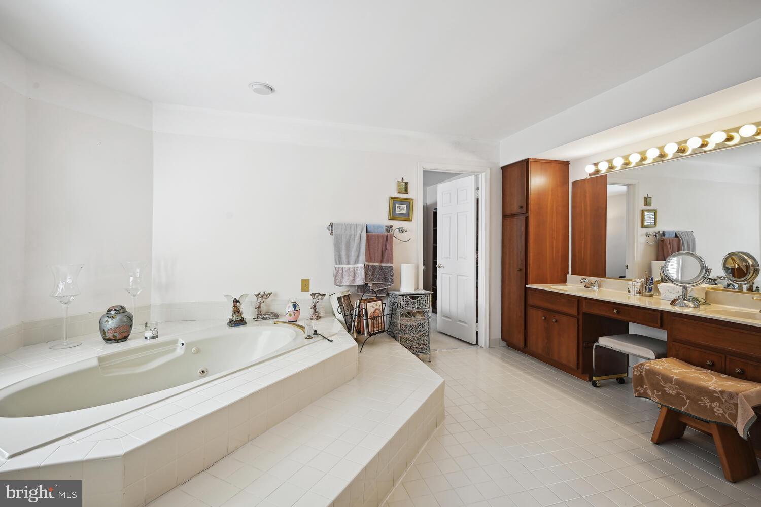 FOX HILLS - Residential