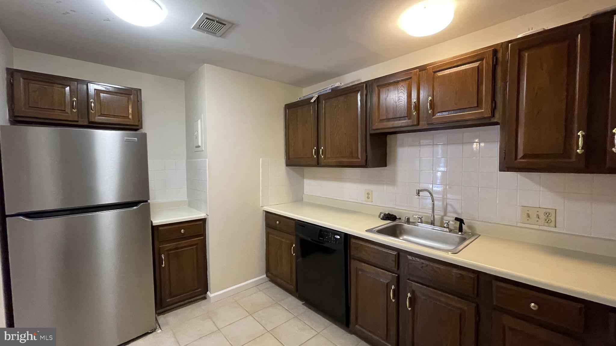 MOORINGS OF OCCOQUAN CON - Residential Lease