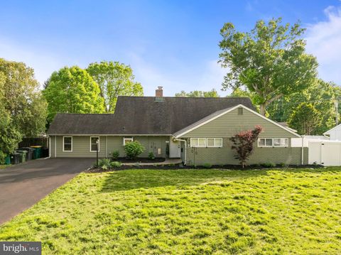 30 ROVING ROAD LEVITTOWN PA 19056