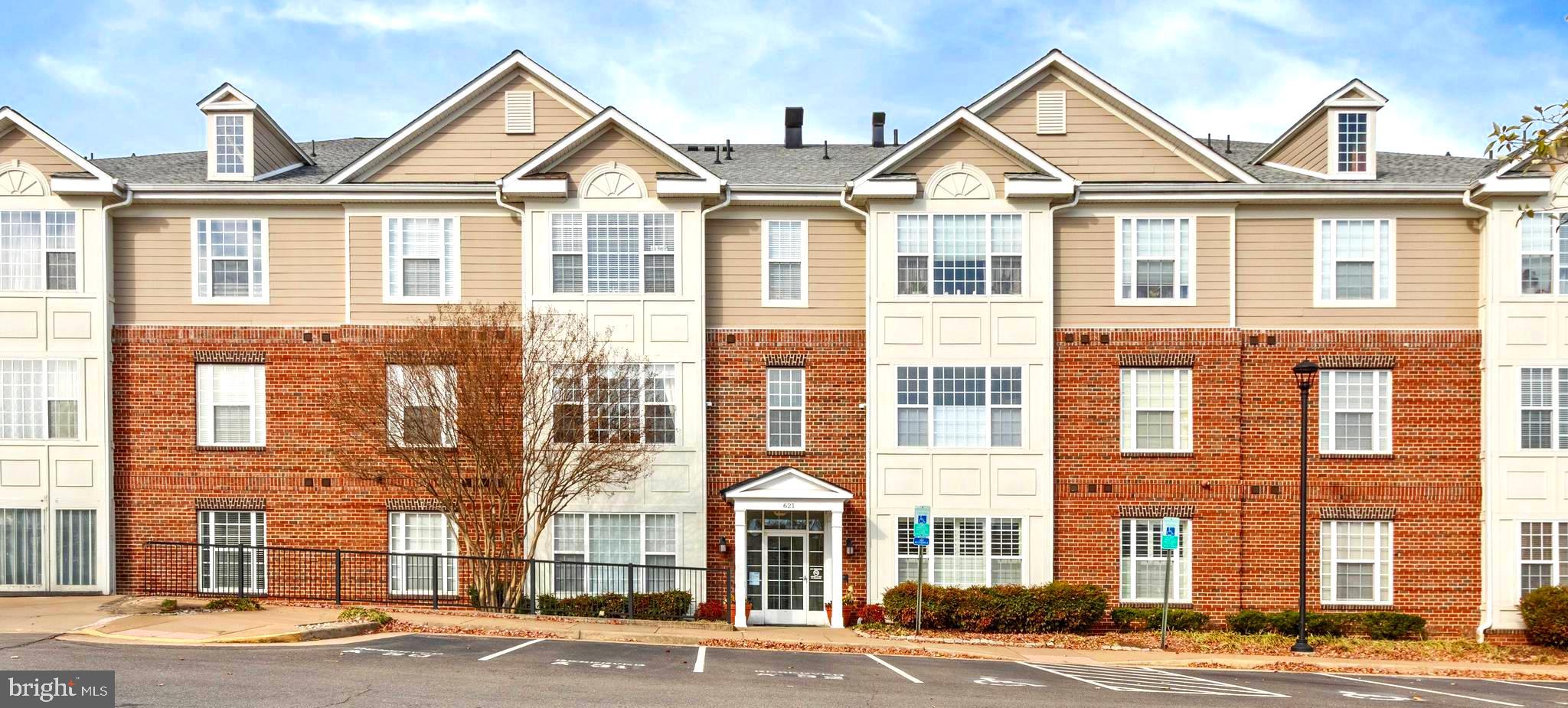 COBBLESTONE SQUARE - Residential