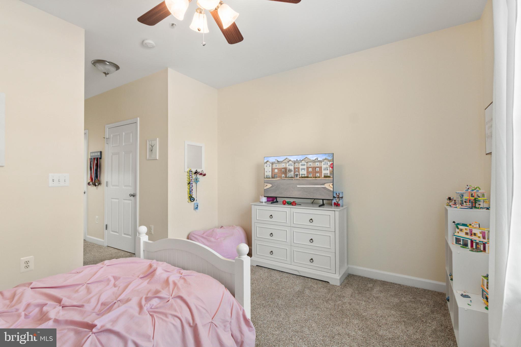 COBBLESTONE SQUARE - Residential