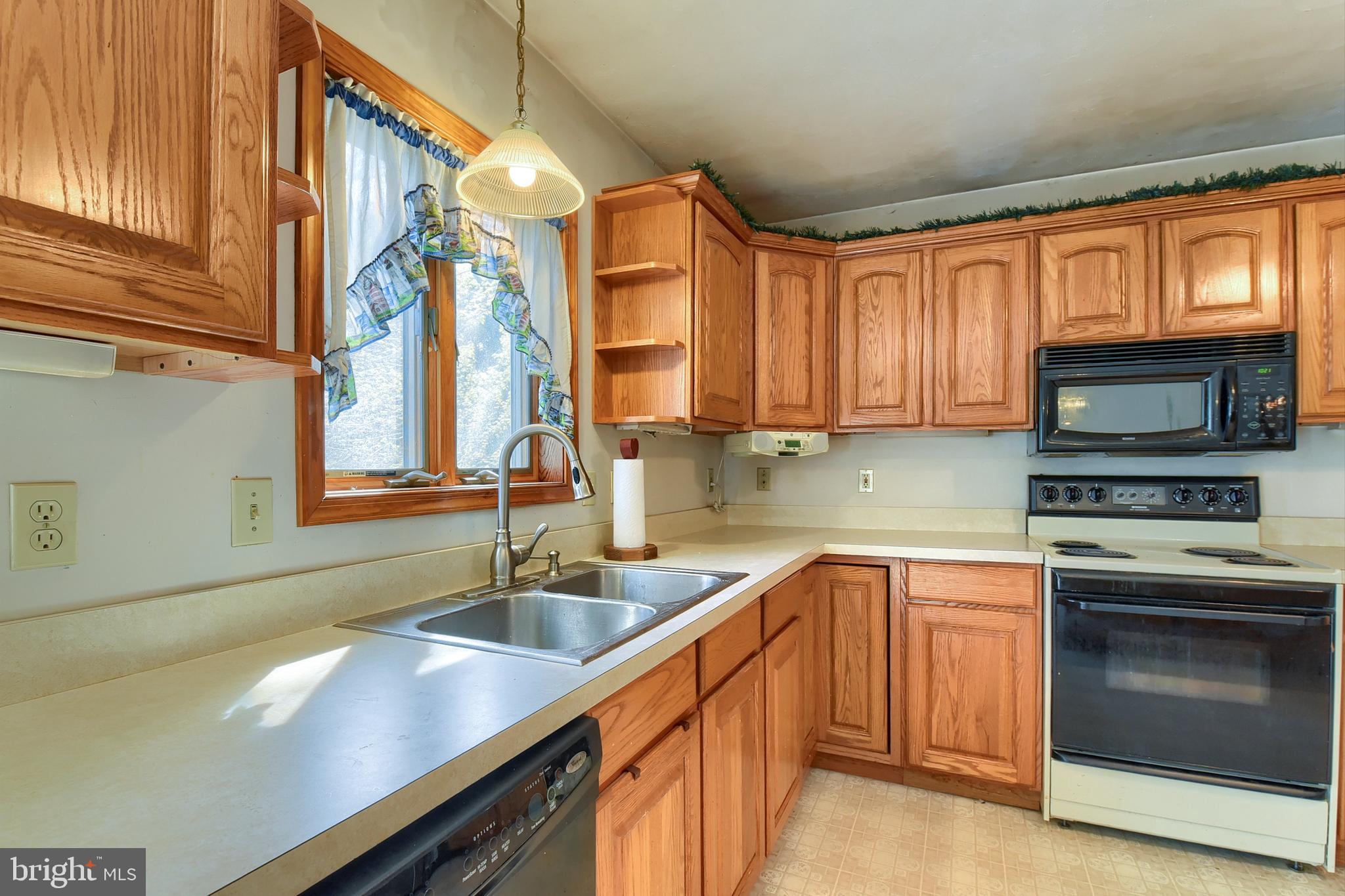 HOLLYWOOD ESTATES - Residential